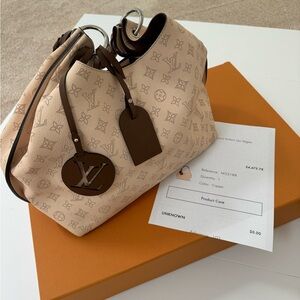 Louis Vuitton Mahina Carmel Hobo Creme Shoulder Bag - VWG 338141 👜